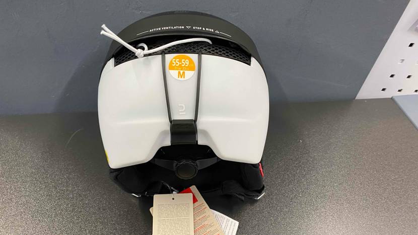 Im Test: Rückseite eines Skihelms mit Größenangaben auf einer dunklen Fläche.
