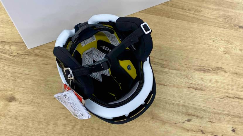 Skihelm getestet: Innenfläche eines umgedrehten Skihelms auf einem Holzboden.