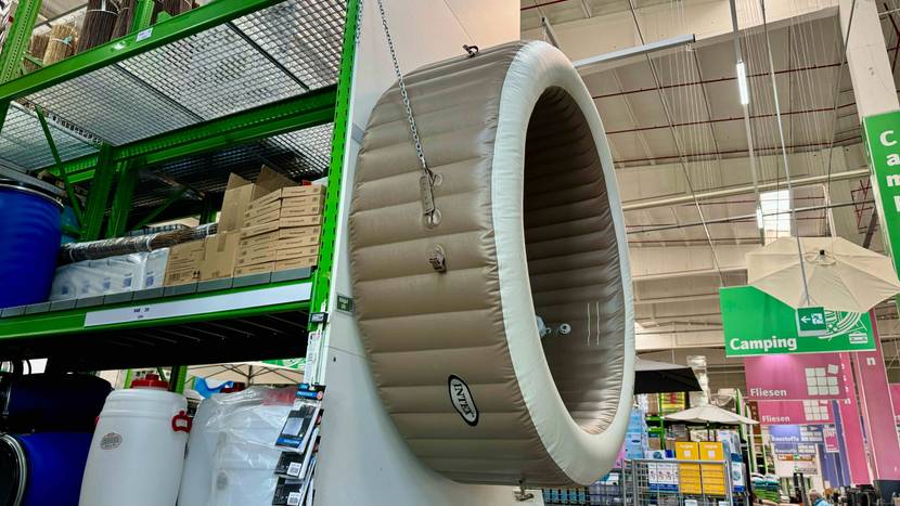 Getestet: Ein Whirlpool hängt in einem Baumarkt an einem Regal.