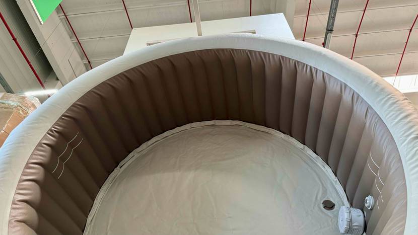 Whirlpool getestet: Innenfläche mit Rahmen.