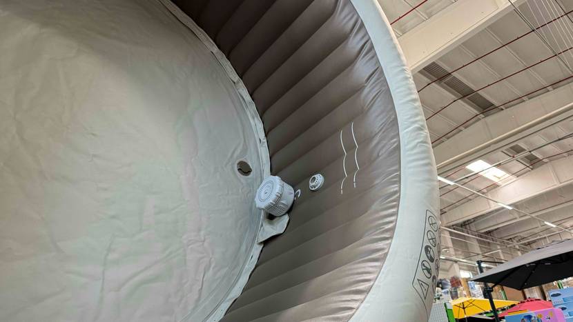 Nahaufnahme der Anschlüsse im Inneren eines getesteten Whirlpools.
