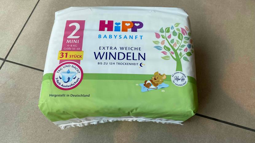 Getestet: Eine Packung Windeln liegt auf einem Fließenboden.