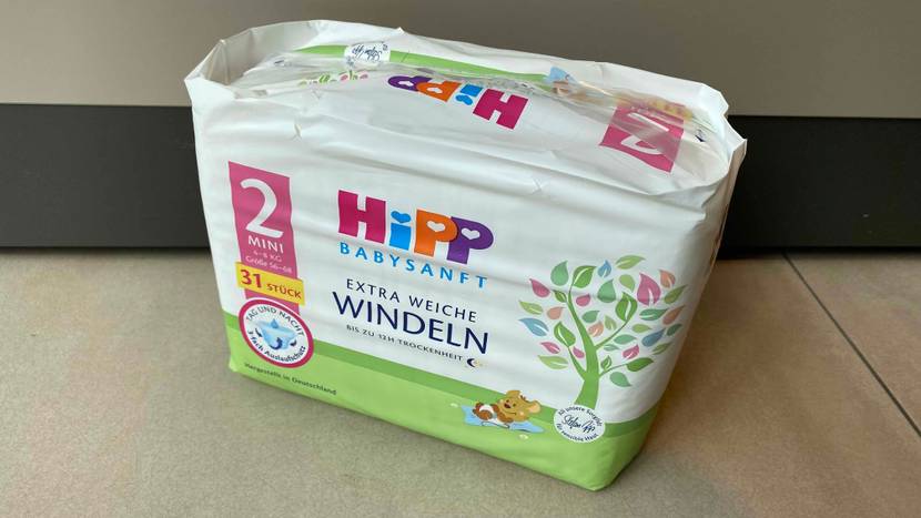 Windeln getestet: Eine Packung steht auf einem Boden.
