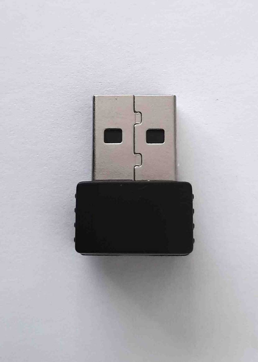 Ein getesteter WLAN Stick auf einer hellen Fläche liegend von oben.