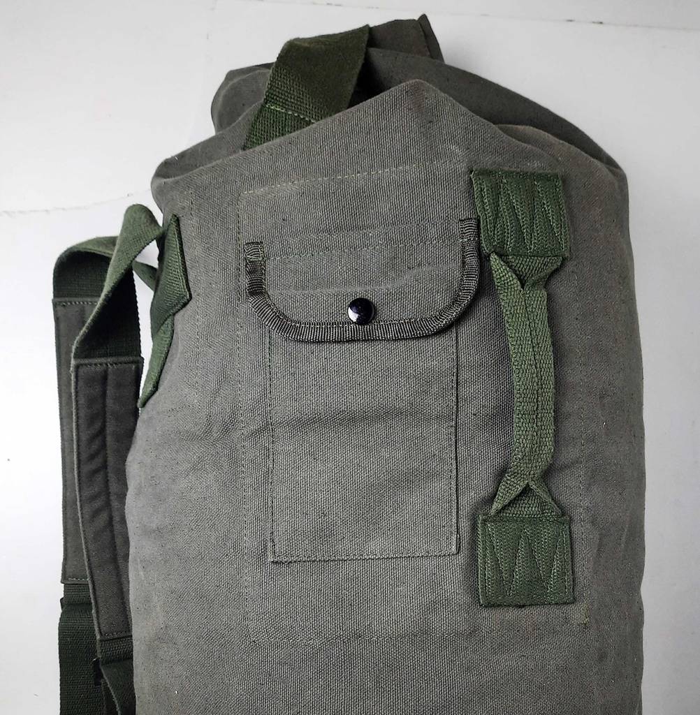 Frontansicht auf Tasche und Handgriff eines Seesacks im Test.