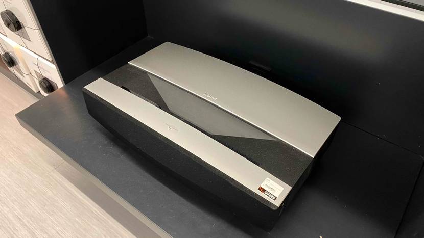 Getesteter 3D-Beamer steht auf dunklem Untergrund.