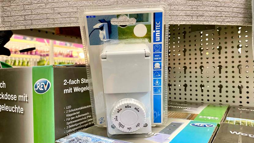 Im Test: Eine originalverpackte Zeitschaltuhr auf Kartonagen.